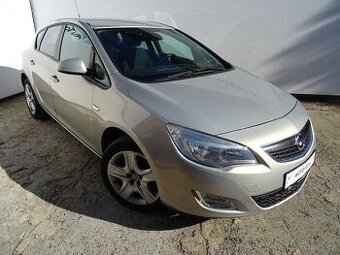 Opel Astra 1.4i,74kW,1majČR,S.kniha,klima,tažné zařízení