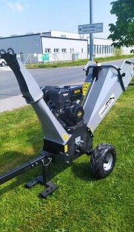 štěpkovačka, drtič větví, štěpkování větví ,