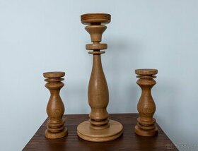 Sada tří svícnů z dubu