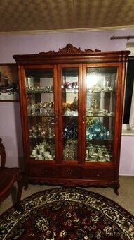 Bemondi vitrína, Bruno Saletti 16B, Stolky