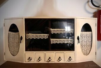 Starobylá zachovalá kredenc