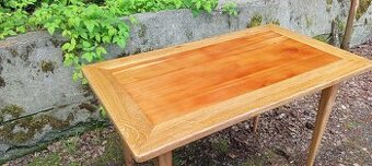 Jídelní stůl z masivu