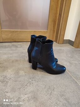 Dámské kožené kotníkové boty na podpatku