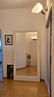 Velké zrcadlo se zabudovanými kolečky pro snadnou manipulaci