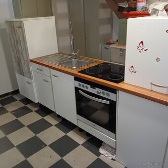 Moderní kuchyňská linka včetně trouby