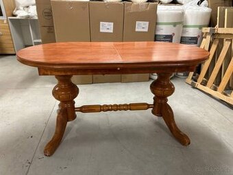 Menší dřevěný stůl