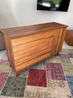 Komoda z masívního ořechu