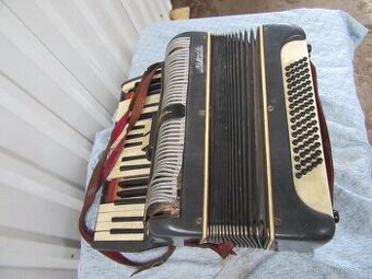 Nabízím starou tahací harmoniku Kebrle. Chybí klapky. Nefunk