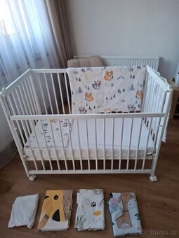 Postýlka s polohovatelnou matrací a bočnicí s doplňky