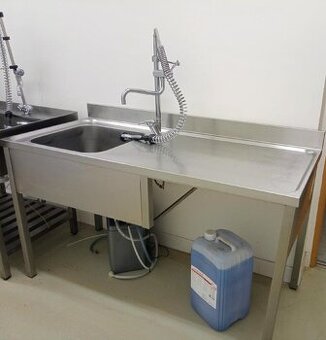 Velký dřez do gastroprovozu