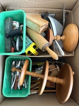 Krabice s příbory a jinými věcmi do kuchyně