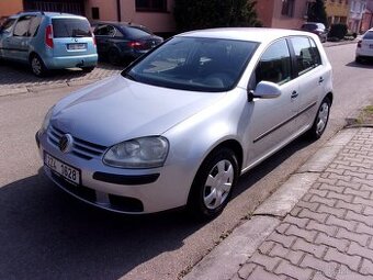 VW Golf 5 1,4i 16V 55kW,benzin,koup. v čr 7.2005 1.majitel