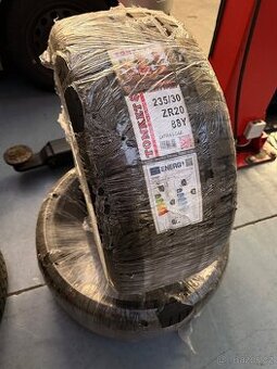 Letní pneu 235/30 R20