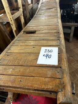 Dřevěná lavice prohnutá - 1