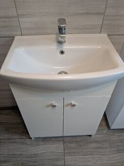 Koupelnová skříňka s umyvadlem a baterií