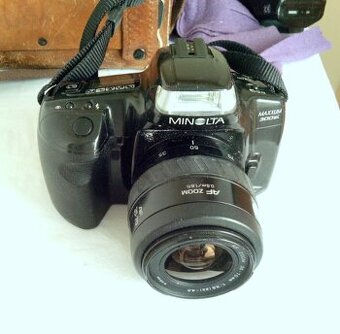 MINOLTA DYNAX 300si s přídavným bleskem 9Xi+2000xi .