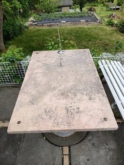 80 let starý stůl s kovovou nohou a mramorovou deskou.