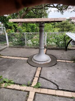 80 let starý stůl s kovovou nohou a mramorovou deskou.