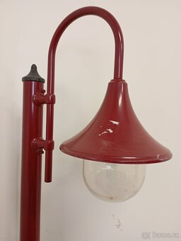 Venkovní retro lampa – litinová základna – červená - 1