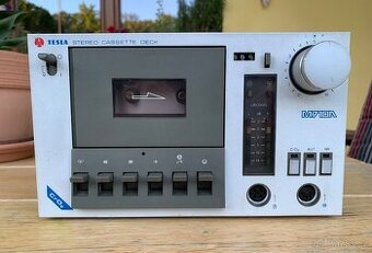 Kazetový magnetofon Tesla M710A