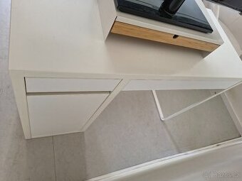 Pracovni stolek s podstavcem na monitor (co nosi stesti)