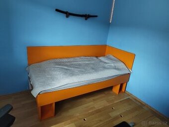 oranžová postel s matrací (90x200)