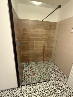 Koupelnová skleněná zástěna