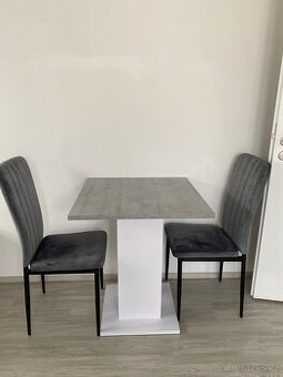 Jídelní stůl se židlemi