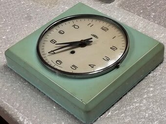 Plechové nástěnné hodiny Prim