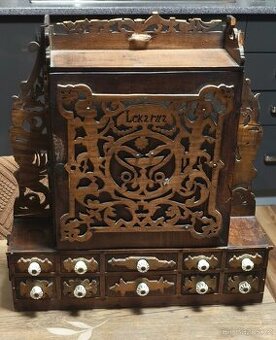 Dřevěná, zdobená skříňka .
