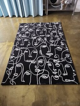 Černo bílý koberec