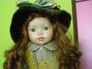 Porcelánová dekorativní panenka s kloboukem