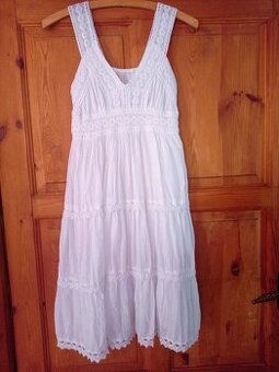 Krásné bílé šaty s krajkou vel. S