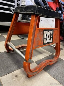 Stojánek na opravu na motorku