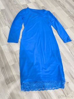 Modré krajkové šaty