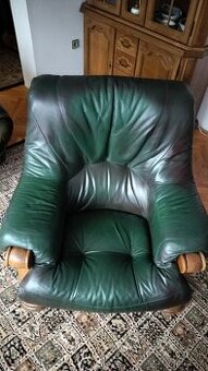 Dřevěné křeslo s koženým potahem