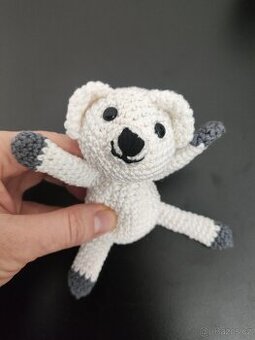 Háčkovaný lední medvěd - ručně vyrobená hračka 15 cm