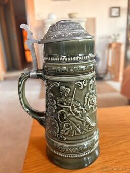 starožitný korbel se zdobeným víkem