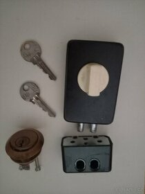 Přídavný zámek dveří