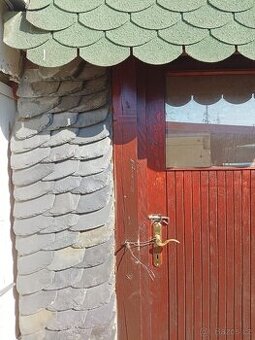 Štípaná Břidlice ( šupinka s dírou)