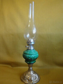 stará petrolejová lampa s nádobkou z malachitového skla - 1