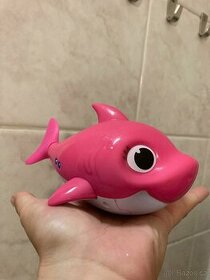 BabY shark žralok plave ve vane a hraje hudbu