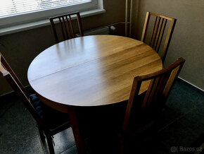 Kulatý jídelní stůl Ikea Bjursta rozkládací