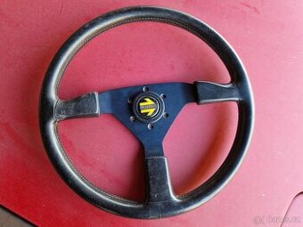 Volant Momo z Mazdy MX-5
