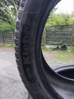 235/40R19