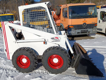 BOBCAT 825 smykový nakladač