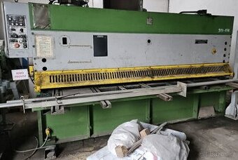 Tabulové nůžky CNTA 3150/10A s poruchou