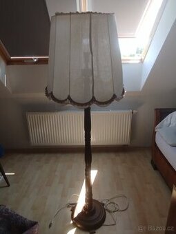 Stojací dřevěná lampa