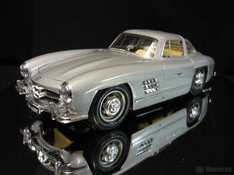 Mercedes Benz 300 SL stříbrný Bburago 1/18