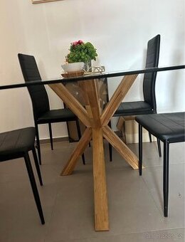 Designový jídelní stůl